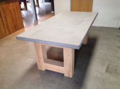Beton tafel houten onderstel