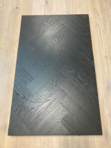 Zwarte lak afwerking visgraat tafelblad